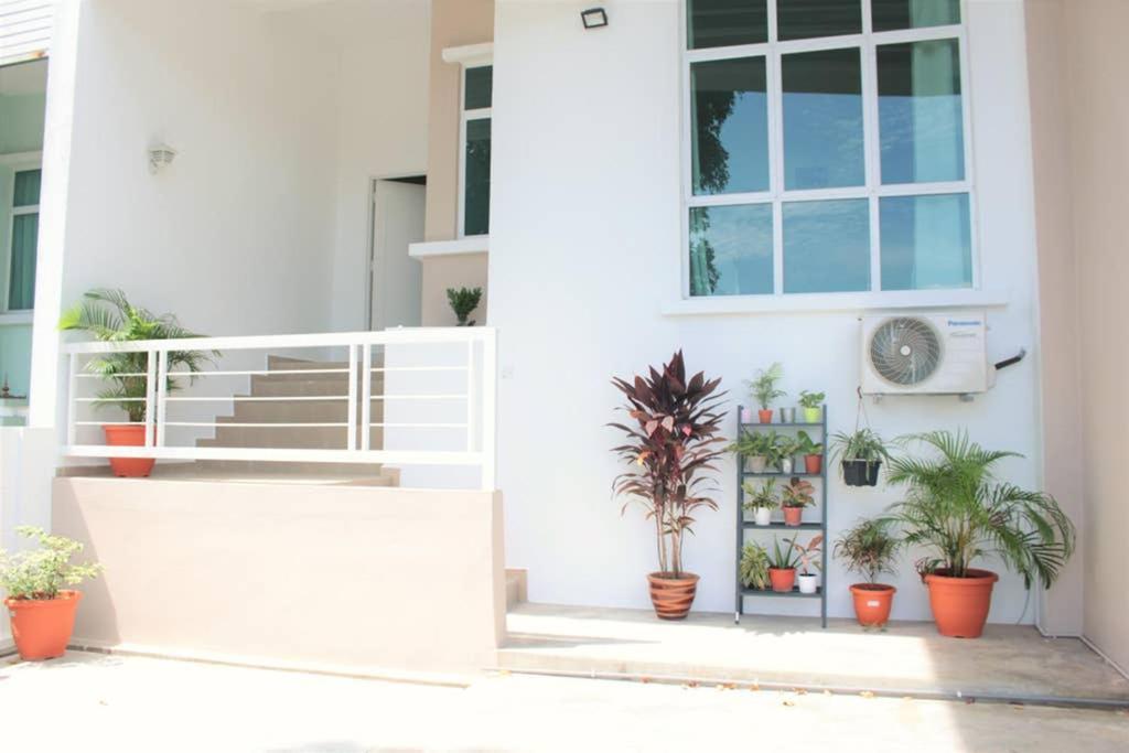 New Seaview Cozy Modern Beach House Танджунг Бунга Екстериор снимка